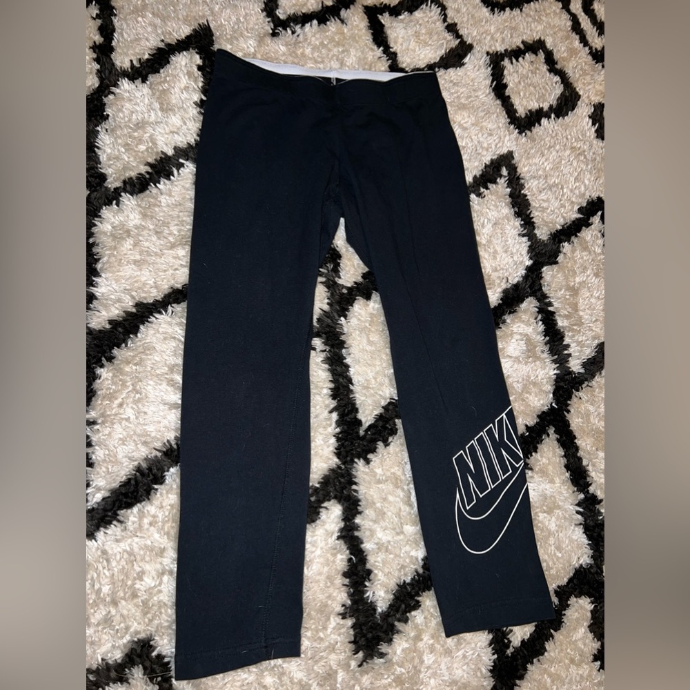Women’s Nike size M black cropped leggings